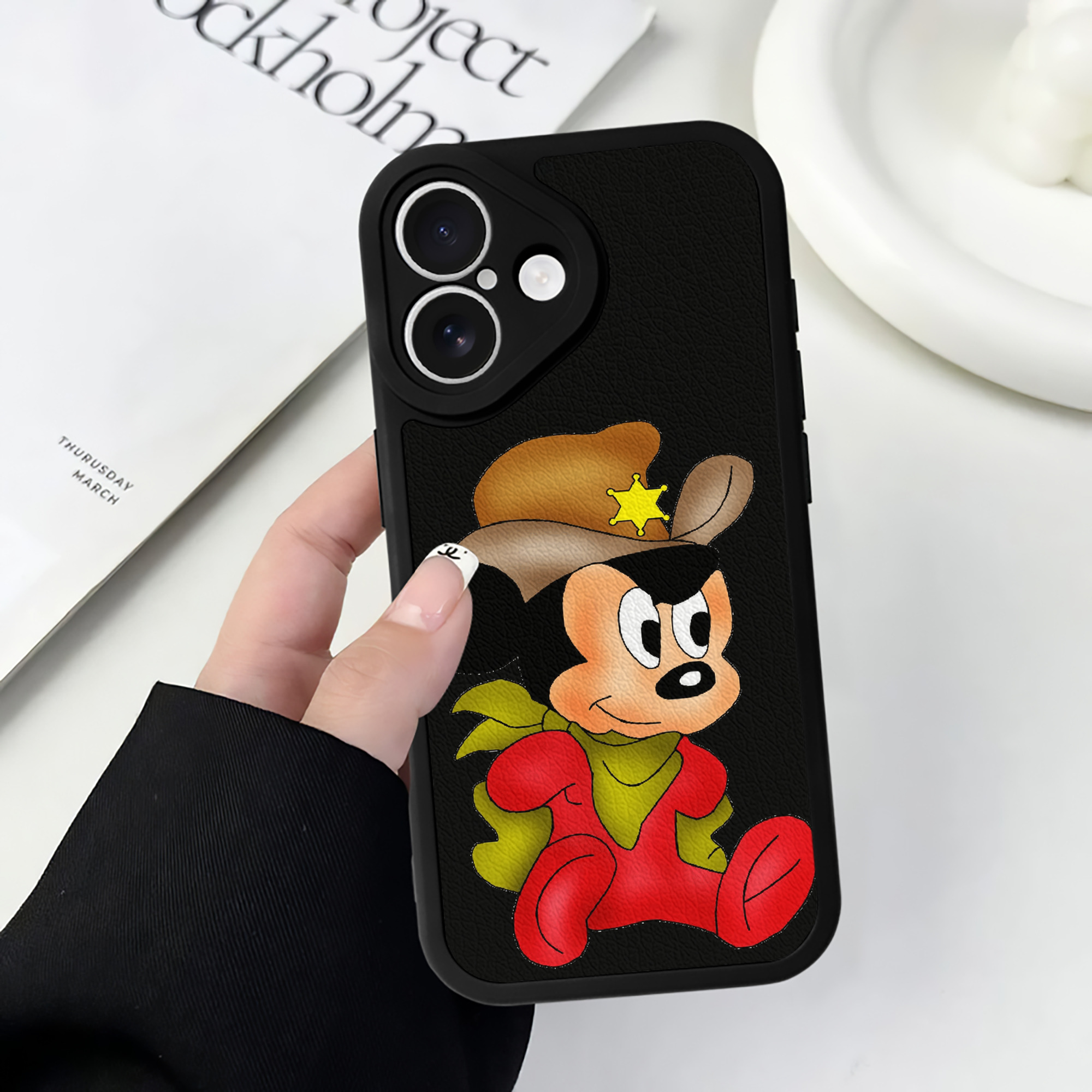 （画像用） ミッキーマウス Mickey Mouse 【iPhone 16シリーズ対応】シリコンスマホケース（レザー調） 材質：シリコン